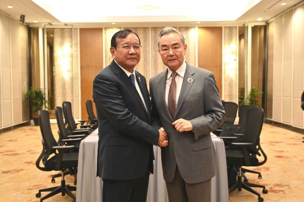 王毅会见柬埔寨副首相兼外交大臣布拉索昆