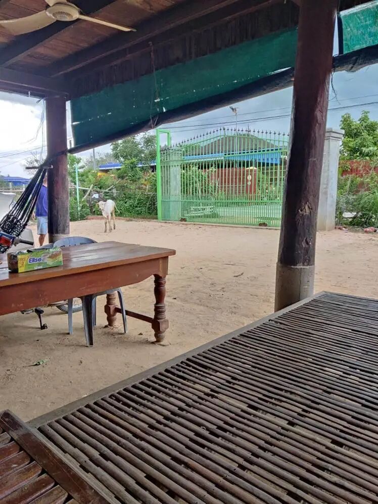 A table and chair on a beach

AI-generated content may be incorrect.