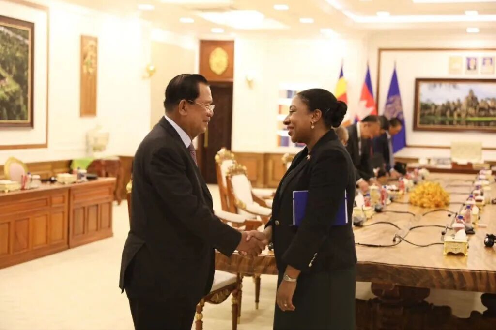中国向柬埔寨难民提供援助后，美国跟进……