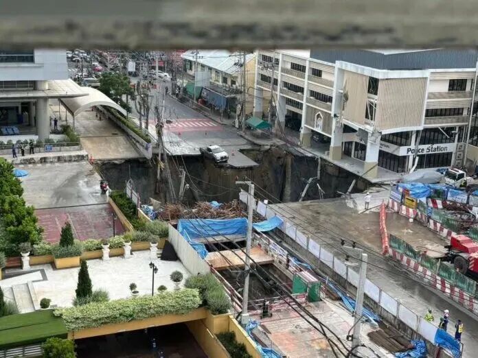 曼谷律实区突发巨型“天坑”！地铁隧道施工致路面塌陷，周边居民紧急疏散！