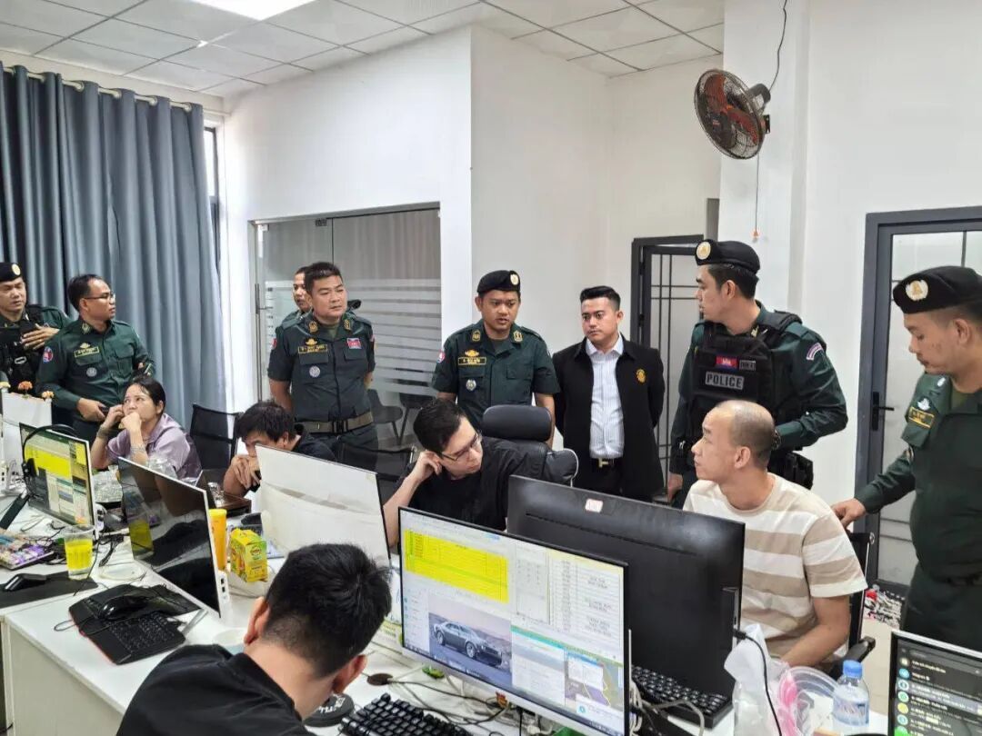 快讯！柬埔寨副警长亲带队，突查巴域一个电诈窝点